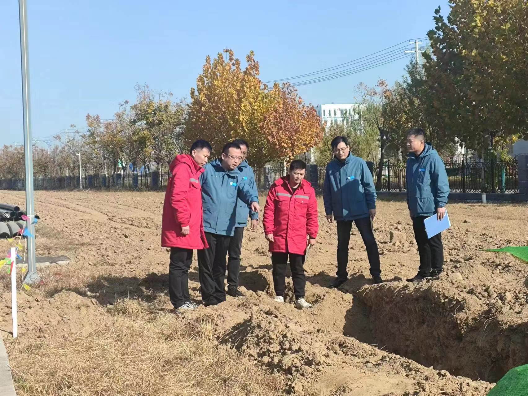 现场了解企业供水管网建设情况。.jpg