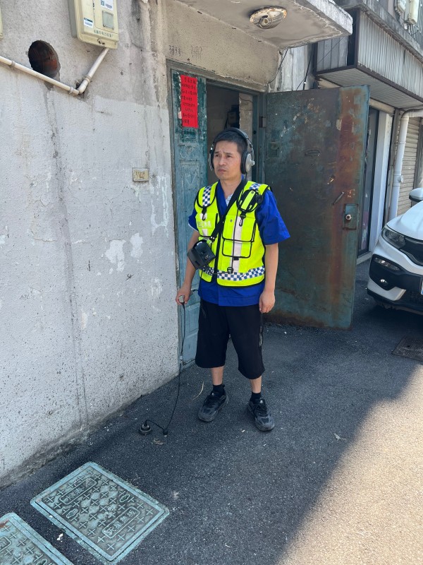 永康钱江水务城区营业所工作人员陈瑞在城北西路进行检漏作业.jpg
