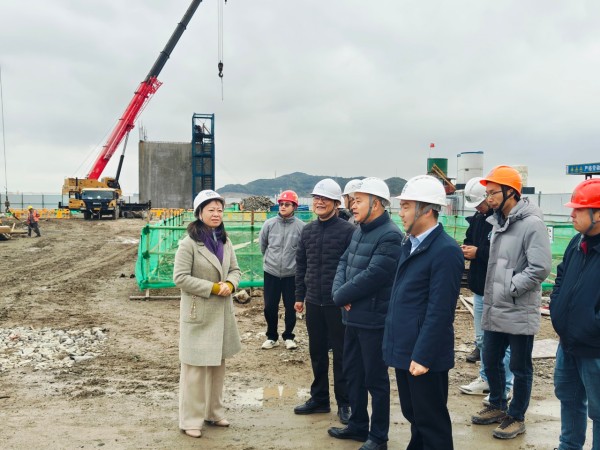 公司党委书记、董事长、总经理林建君陪同钱江水利副总经理潜卫在工程现场检查调研.jpg