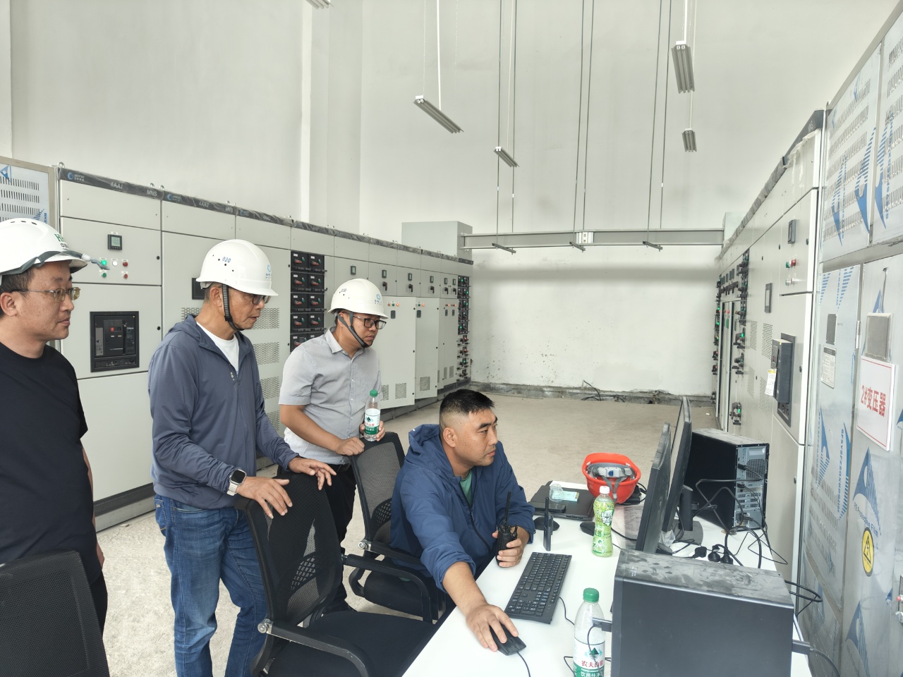 项目组骨干成员在查看设备运行情况.jpg