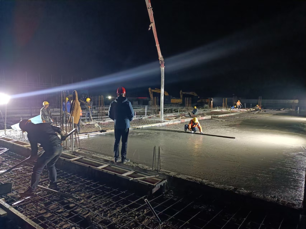 项目组骨干在督察夜间施工情况.jpg